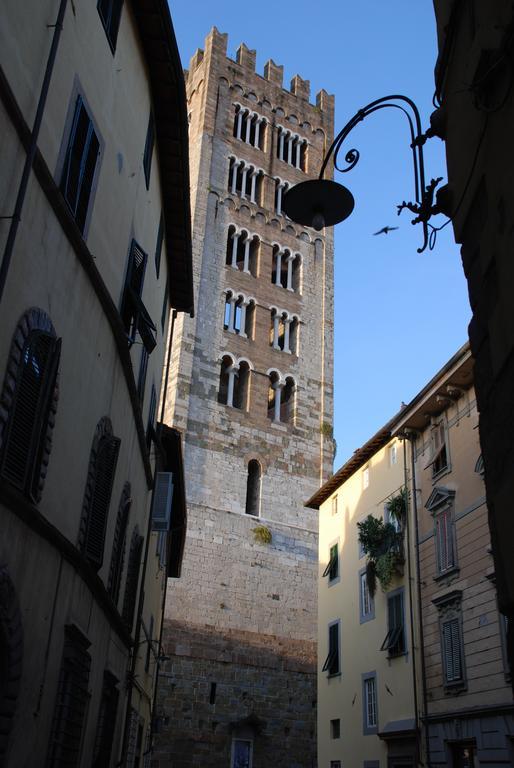 S. Agostino Fronte Mura Lucca Exteriör bild
